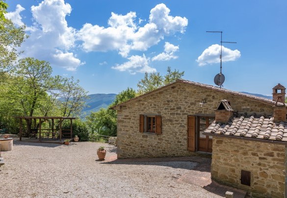 The farmhouse seen from the gate - Casa Largnano