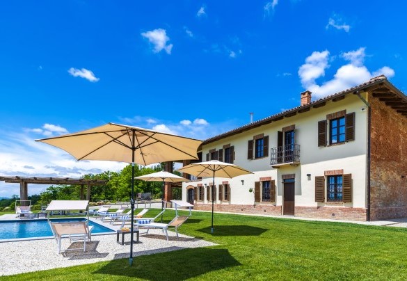 The origins of the farmhouse date back to the beginning of the 18th century, it was built and belonged since that time to the Caratti family - Casa Leonarda