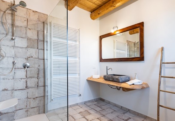 The ensuite bathroom of the master bedroom on the first floor - Casa Leonarda