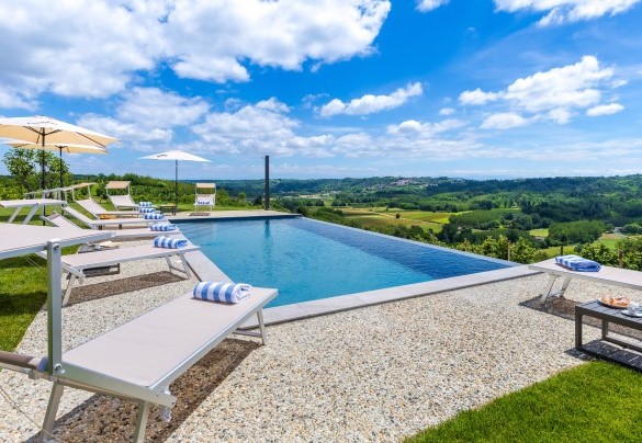 From the beautiful infinity pool the panorama on the UNESCO site called Wine Hills of the Langhe, Roero and Monferrato is enchanting - Casa Leonarda