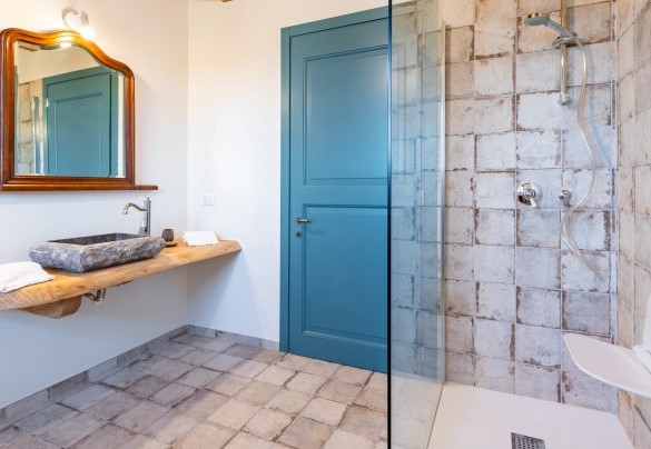 The third bathroom with shower on the first floor - Casa Leonarda