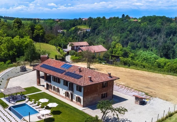 A place of peace and silence that the elderly inhabitants of the village still like to call as in the past: "la cà d'Leonarda" - Casa Leonarda