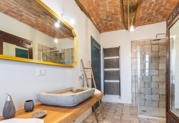 From the ground floor double bedroom a corridor leads to a bathroom with shower - Casa Leonarda