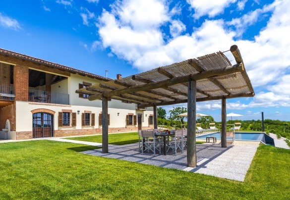 The gazebo next to the pool is a providential shade oasis - Casa Leonarda
