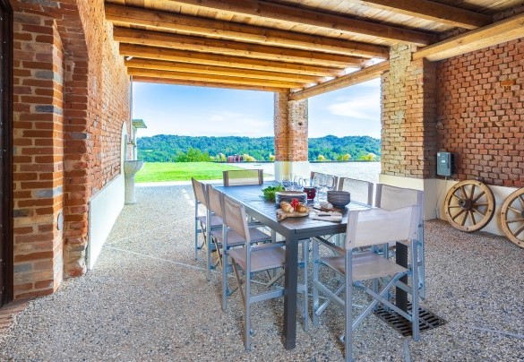 The great porch calls for a merry feast - Casa Leonarda