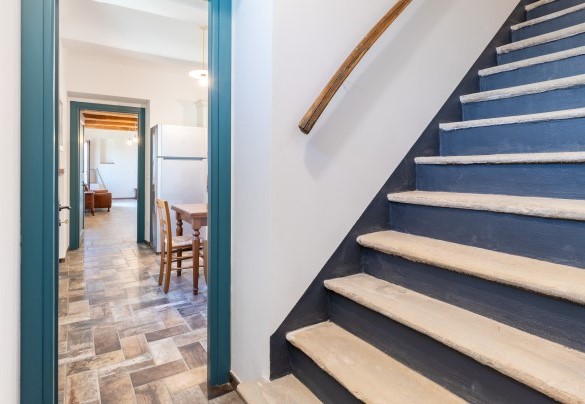 A staircase with 15 steps goes up to the first floor - Casa Leonarda