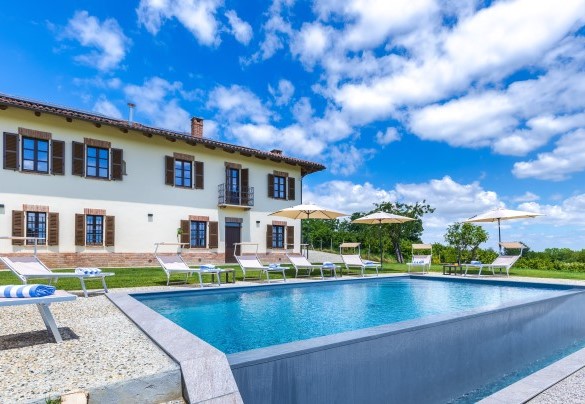 The infinity pool of rectangular shape, measures 8 x 4 m and has a uniform depth of 1.5 m - Casa Leonarda