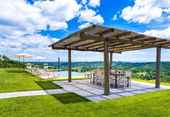 The gazebo next to the pool is a providential shade oasis - Casa Leonarda