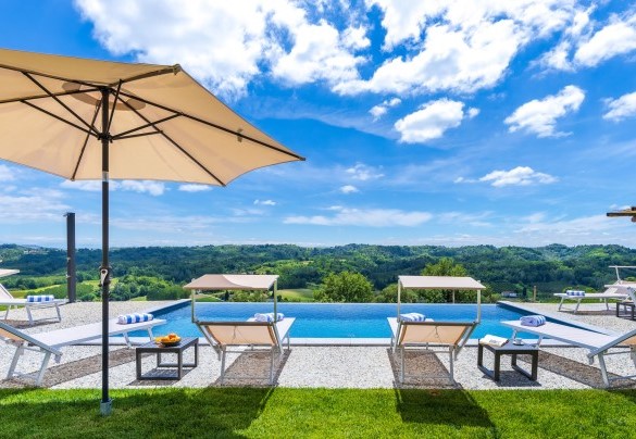 From the beautiful infinity pool the panorama on the UNESCO site called Wine Hills of the Langhe, Roero and Monferrato is enchanting - Casa Leonarda