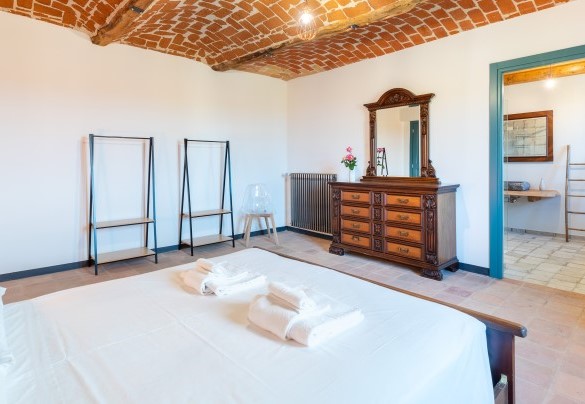The master bedroom on the first floor with ensuite bathroom - Casa Leonarda