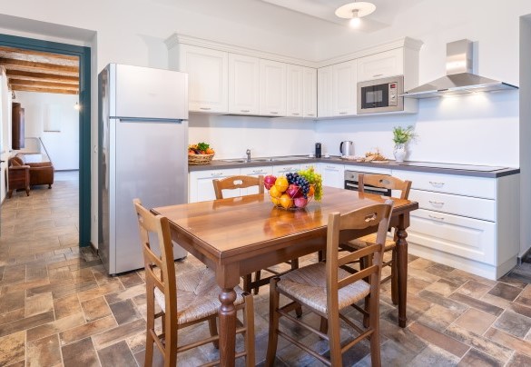 The dining area is connected to the kitchen - Casa Leonarda