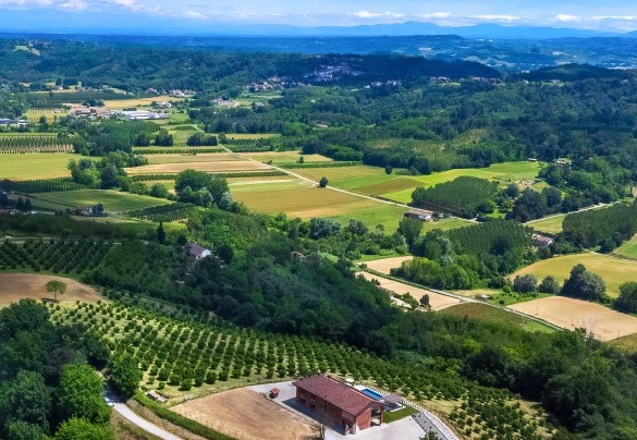 On the ridge of a hill where the view ranges to 360°, "Casa Leonarda" dominates the UNESCO site called Wine Hills of the Langhe, Roero and Monferrato - Casa Leonarda