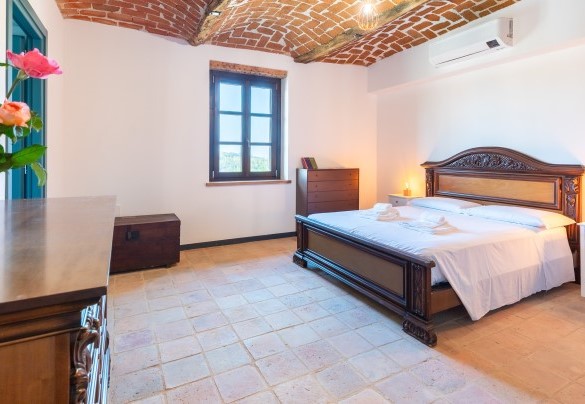 The master bedroom on the first floor with ensuite bathroom - Casa Leonarda