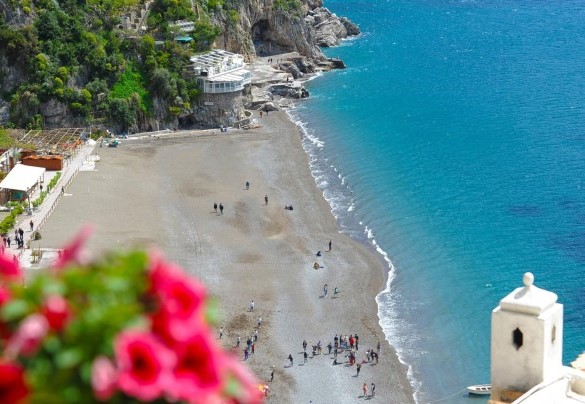 The renowned Spiaggia Grande, a jewel of the Amalfi Coast, seen from the apartment – Casa Leonilde 4