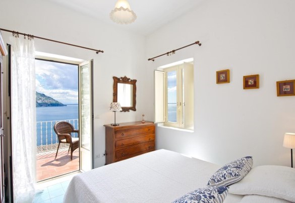 Double bedroom n.1 with direct access to the panoramic terrace – Casa Leonilde 4