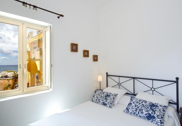 Double bedroom n.1 with direct access to the panoramic terrace – Casa Leonilde 4