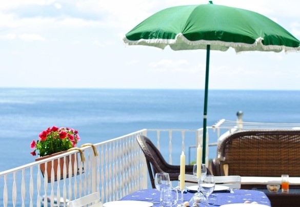 Dining suspended in a unique between sky and sea – Casa Leonilde 4