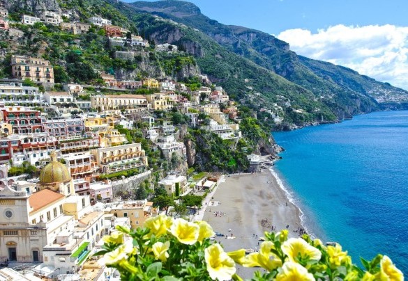 The apartment is centrally located along the steps leading to the Spiaggia Grande – Casa Leonilde 4
