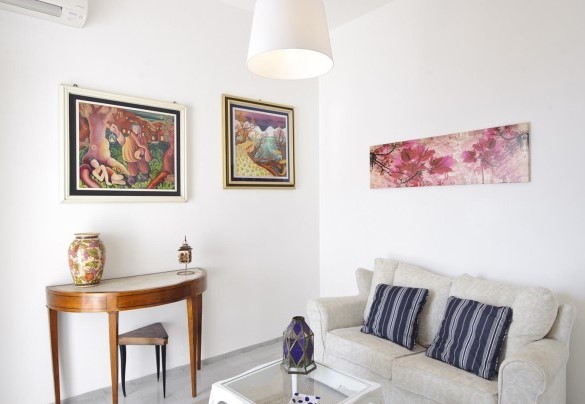 The bright living room with direct access to the large terrace – Casa Leonilde 4