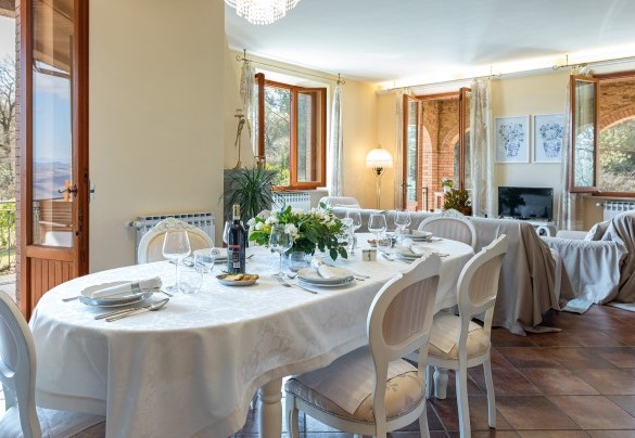 La zona living: sala da pranzo e salottino con tv – Casa Maravilla