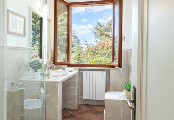 Bagno con doccia al piano terra – Casa Maravilla