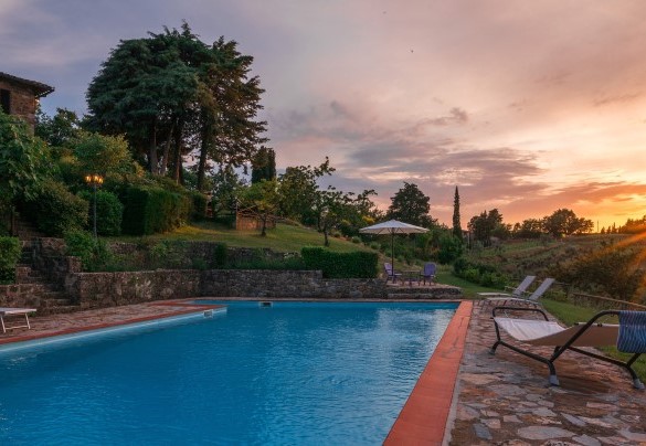 La piscina illuminata al crepuscolo – Casa Maravilla