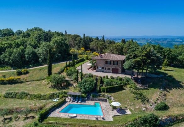 Il giardino, che si sviluppa su tre livelli su una superficie digradante per circa 1000 mq – Casa Maravilla