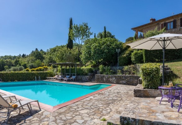 E’ all’esterno che sarà bello sostare nel porticato silenzioso, nell'area per pranzare all’aperto o nella piscina panoramica con il un suggestivo belvedere – Casa Maravilla