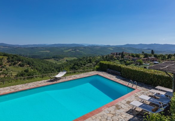 La piscina è rivestita in PVC ed accessoriata con luci interne – Casa Maravilla  