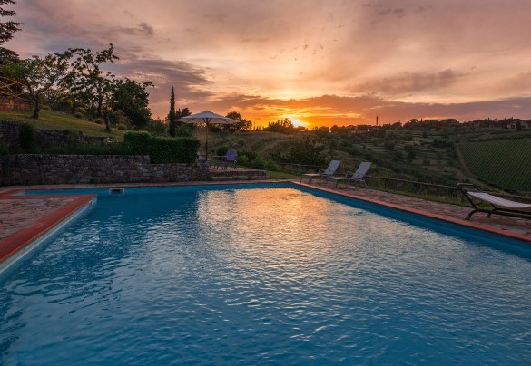 La piscina illuminata al tramonto – Casa Maravilla 