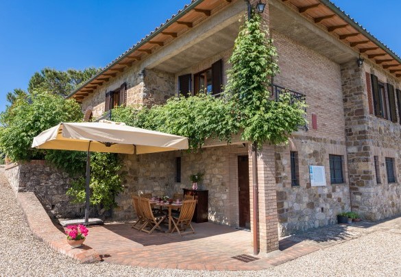 La piscina a forma trapezoidale ha una vasca di dimensioni 6 x 12,5 m e profondità 1,20-2,50 m  – Casa Maravilla 