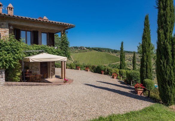 Alla proprietà si accede attraverso un cancello che conduce dopo pochi metri alla zona parcheggio, nelle immediate vicinanze dell’ingresso della villa – Casa Maravilla