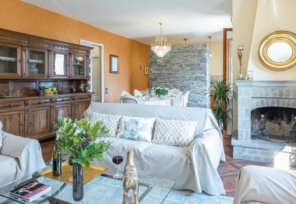 Il living è composto da salotto, sala da pranzo e cucina (separata da una parete divisoria) – Casa Maravilla