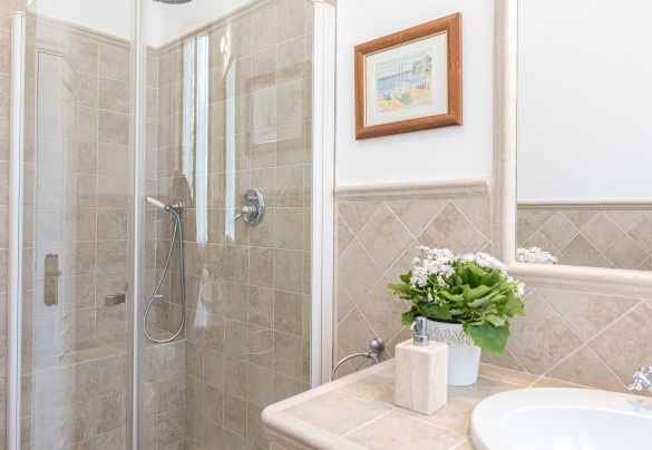 Bagno con doccia al piano terra – Casa Maravilla