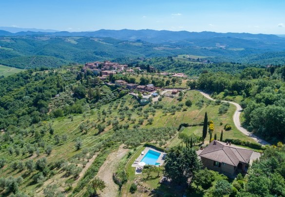 Inserito nel minuscolo borgo medievale di Vagliagli, da cui dista circa 500 m, il casale dista una manciata di chilometri appena dai meravigliosi borghi – Casa Maravilla
