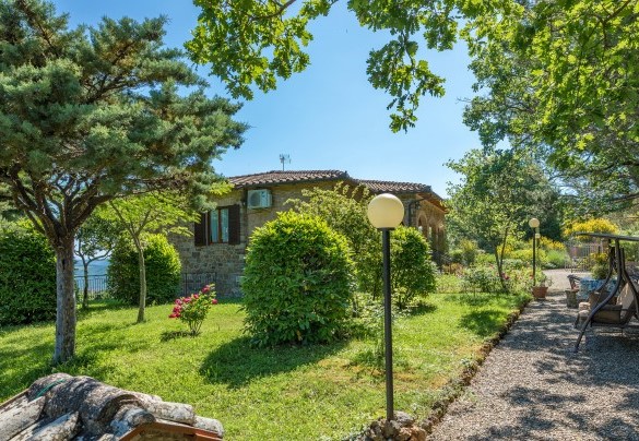 La villa si sviluppa su un unico piano raggiungibile attraverso una rampa di 5 gradini – Casa Maravilla