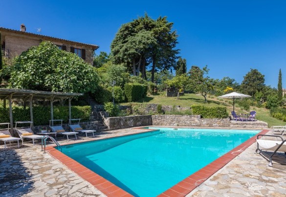 Nell’area prendisole trovano posto una pergola, lettini e la doccia solare – Casa Maravilla