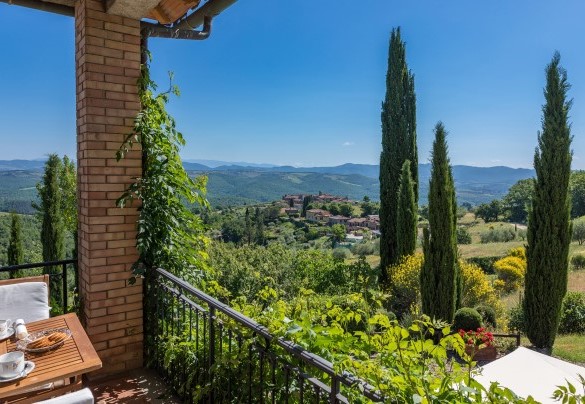 It is the owners' family home, a stone building with a spacious living room with large windows overlooking the garden – Casa Maravilla 
