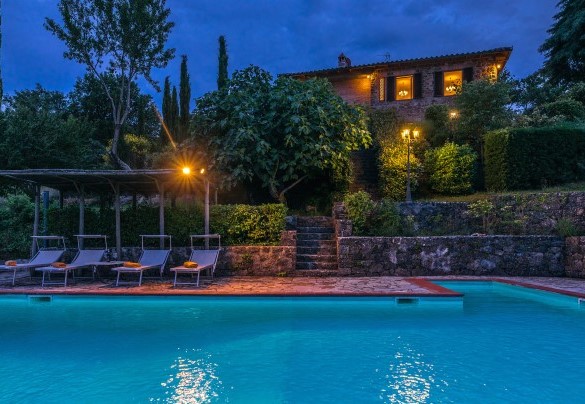 La piscina illuminata al crepuscolo – Casa Maravilla