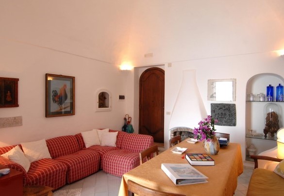 The entrance door leads directly to the living room with a corner sofa and a dining table – Casa Maria 6+2