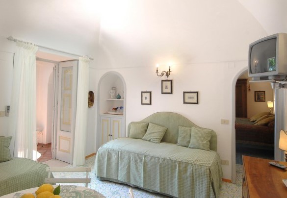The two single beds in the living room on the lower level – Casa Maria 6+2