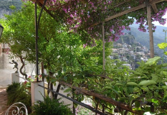 Bougainvilleas and lemons characterize outdoor spaces – Casa Maria 6+2