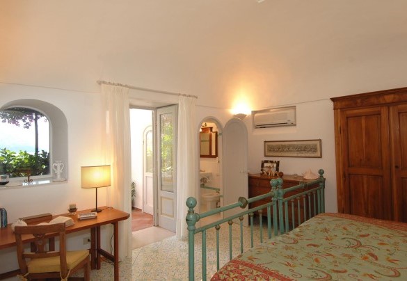 Double bedroom king size bed n.3 on the lower level, with en-suite bathroom and exit to the terrace – Casa Maria 6+2