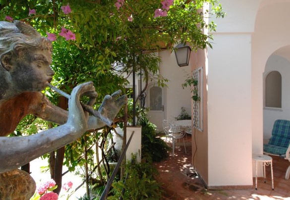 Detail of the lower floor terrace profile from the bougainvillea and hydrangeas – Casa Maria 6+2