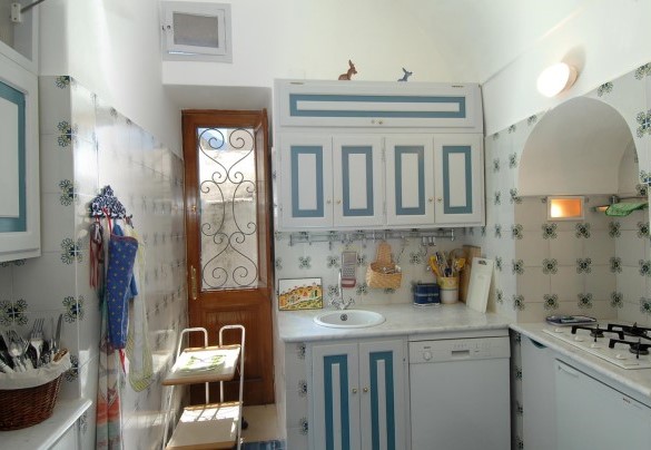 The equipped kitchen is located on a lower level – Casa Maria 6+2