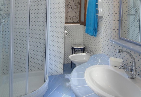 Bathroom with shower n.2 next the kitchen – Casa Maria 6+2