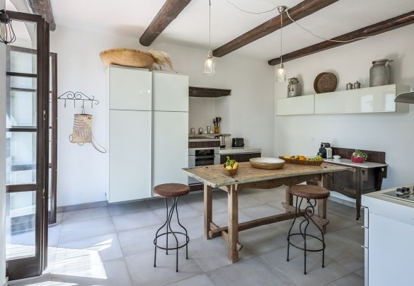 Cucina in parziale open space con l’area living e accesso diretto alla pergola, Appartamento 2 – Casa Melograno