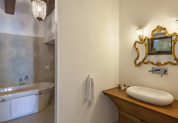 Bagno n.1 con vasca al piano terra, Appartamento 1 – Casa Melograno