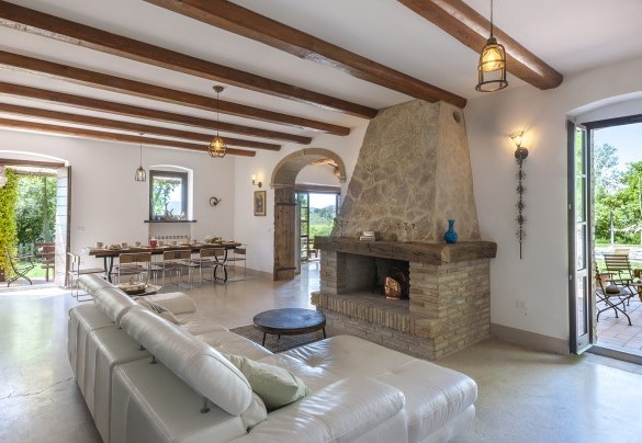 Area living con salotto e camino ed area pranzo con accesso diretto alla pergola e all’area piscina, Appartamento 1 – Casa Melograno