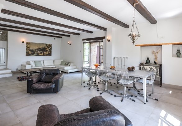 Area living con salotto e camino ed area pranzo con accesso diretto all’esterno, Appartamento 2 – Casa Melograno